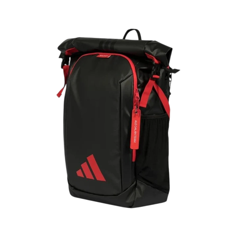 Mochila Adidas Multigame 2026 negro y rojo, vista inclinada
