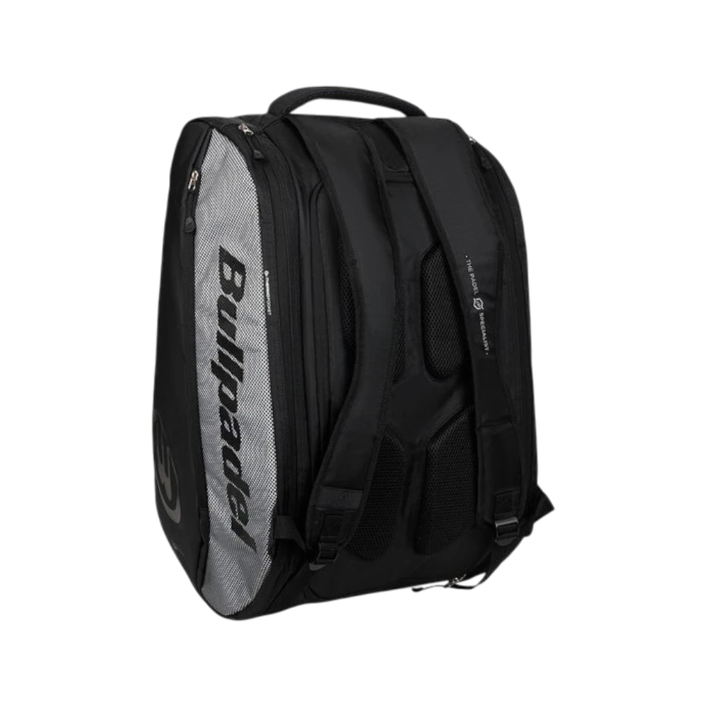 Paletero Bullpadel Vertex 2026 negro y gris, vista inclinada