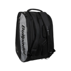 Paletero Bullpadel Vertex 2026 negro y gris, vista inclinada