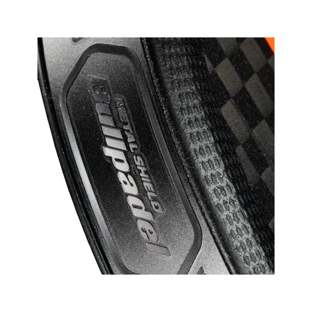 Bullpadel Custom Weight Protector montado en pala vista 2