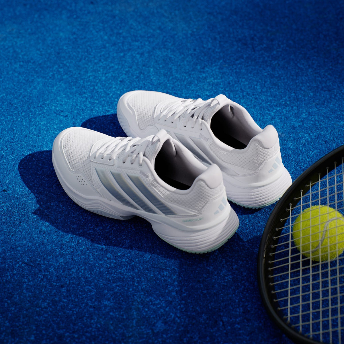 Zapatillas de pádel Adidas Gamecourt 3 de mujer en blanco en pista