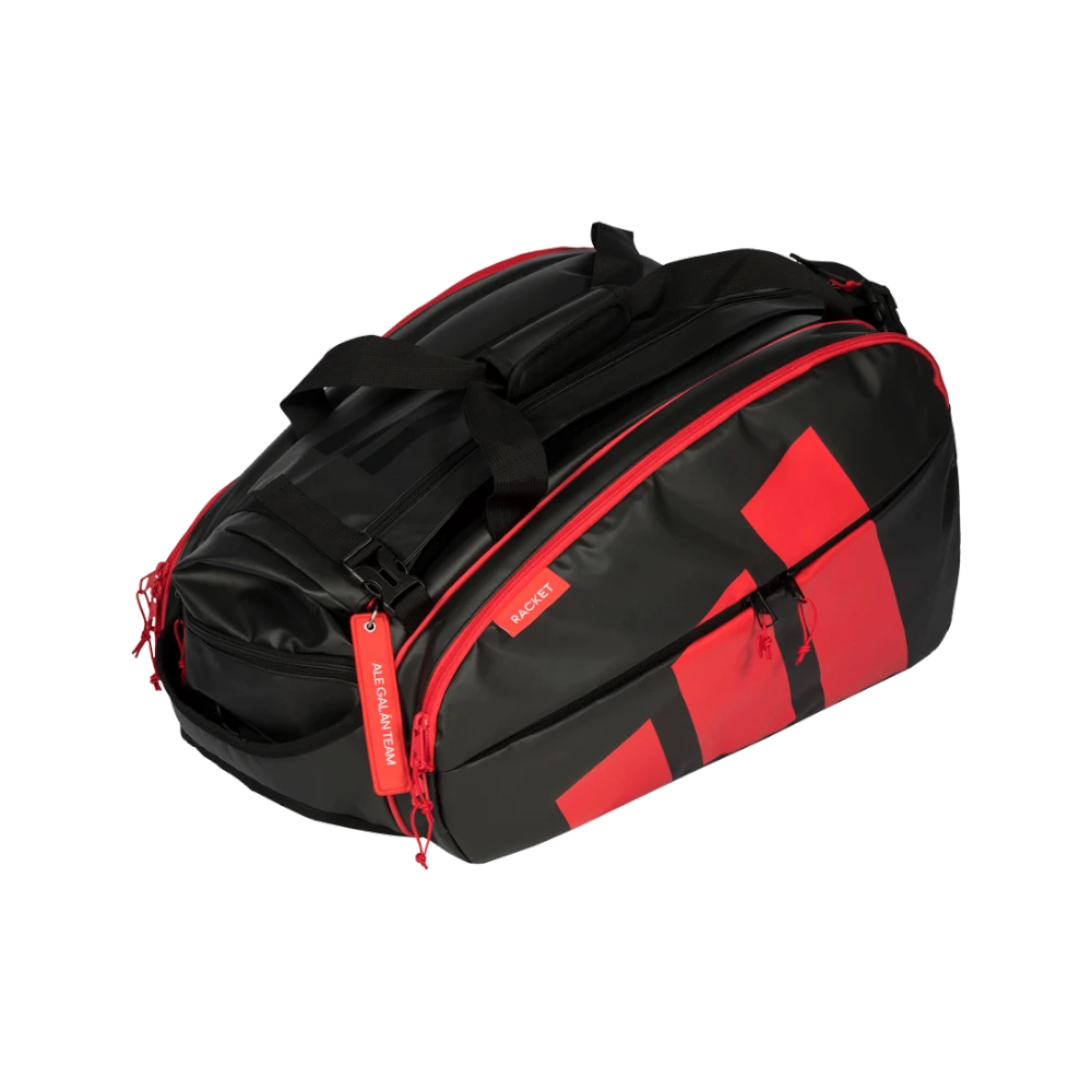 Paletero Adidas Multigame 2026 negro y rojo, vista inclinada
